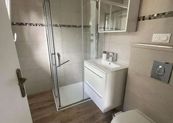 Madeline House's Nyaraló *